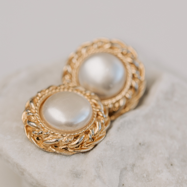 Brincos Redondo Ouro 18K com Pérola Botão